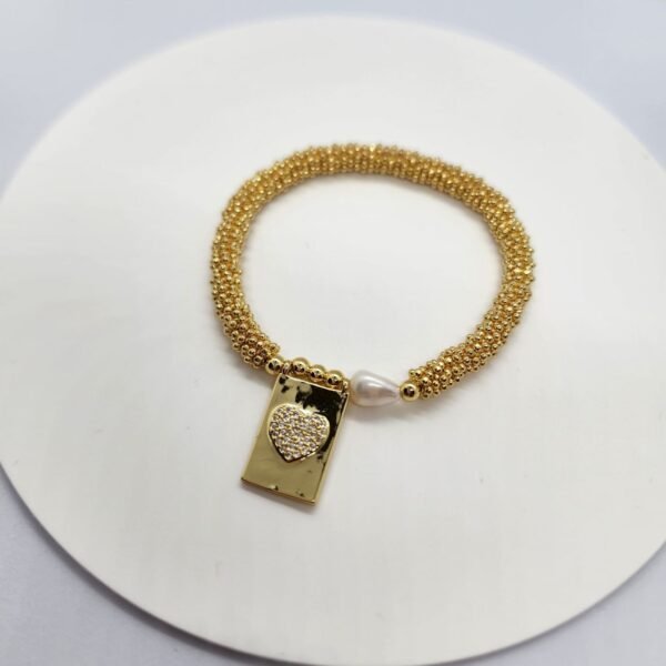 Collar Dorado con Corazones Rojos