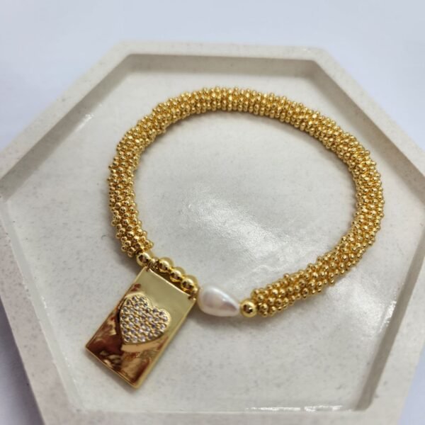 Collar Dorado con Corazones Rojos