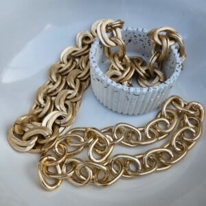 Collar Dorado con Corazones Rojos