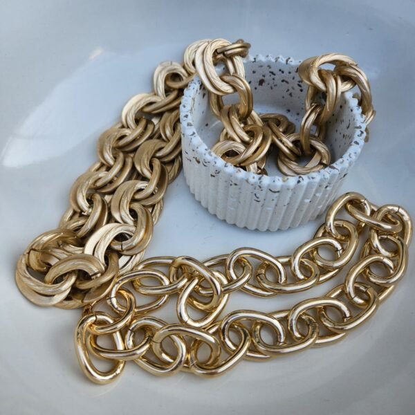 Collar Dorado con Corazones Rojos